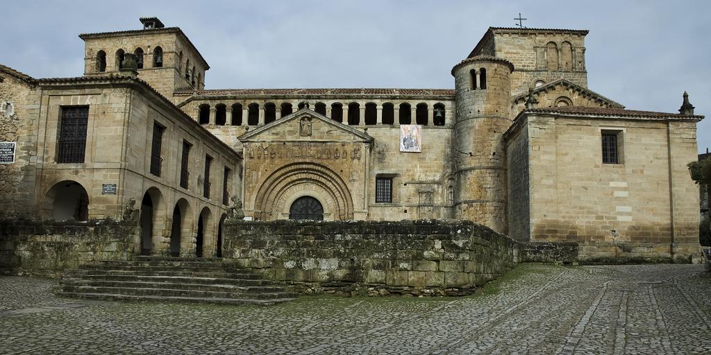Legado de Santillana Santillana del Mar Exterior foto