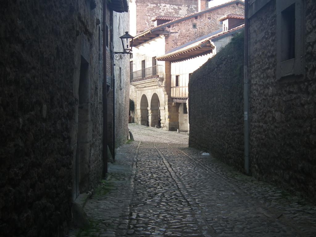Legado de Santillana Santillana del Mar Exterior foto
