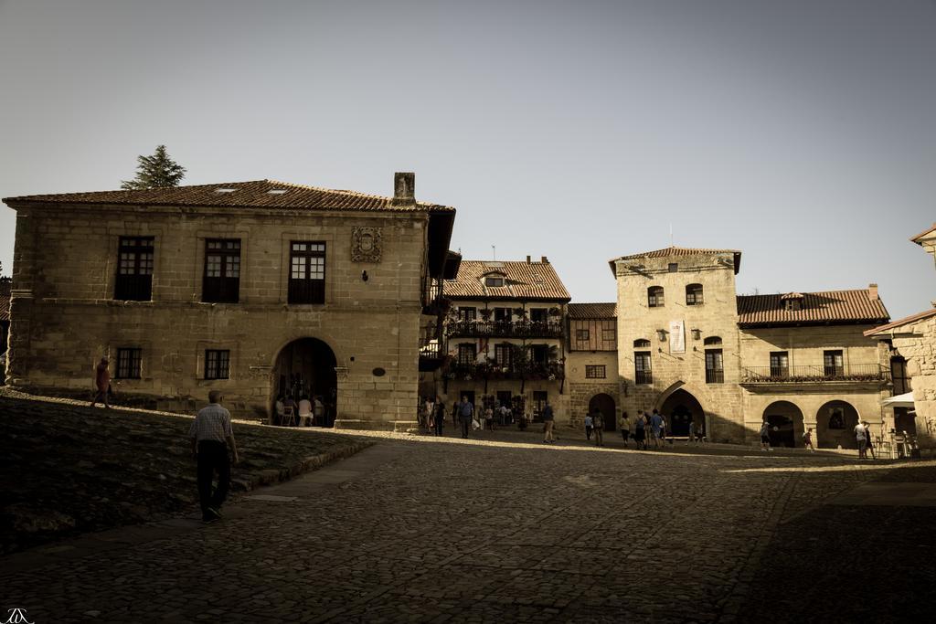 Legado de Santillana Santillana del Mar Exterior foto