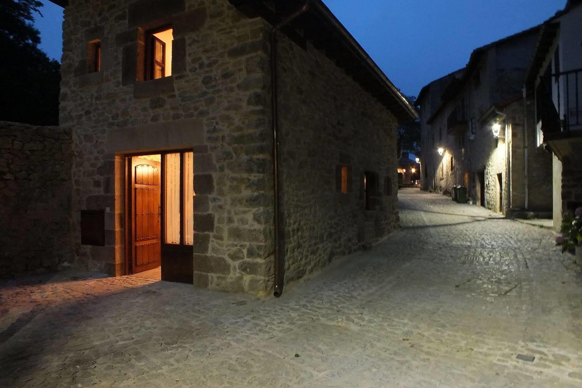 Legado de Santillana Santillana del Mar Exterior foto