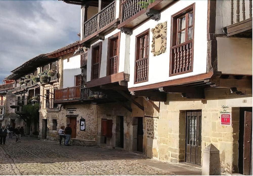 Legado de Santillana Santillana del Mar Exterior foto